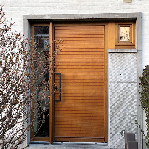 Porte en bois maison installée par Châssis Williams