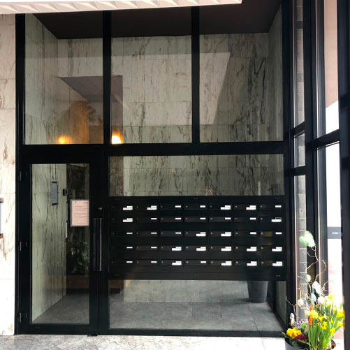 Porte d'entrée moderne aluminium noire installée par Châssis Williams